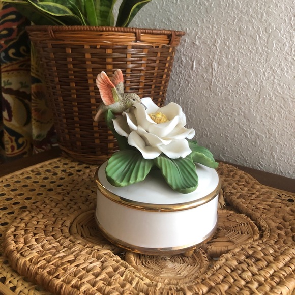 Hummingbird on Gardenia Porcelain Teleflora Music Box - Picture 3 of 11